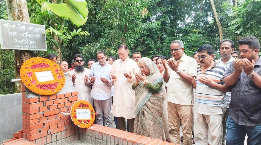 বাবুগঞ্জে জুলাই শহীদদের কবর জিয়ারত ও পুষ্পস্তবক অর্পণ