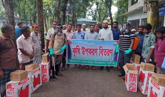 কিশোরগঞ্জ সদর উপজেলার কৃষকদেরকে ন্যাপস্যাক স্প্রেয়ার মেশিন বিতরণ