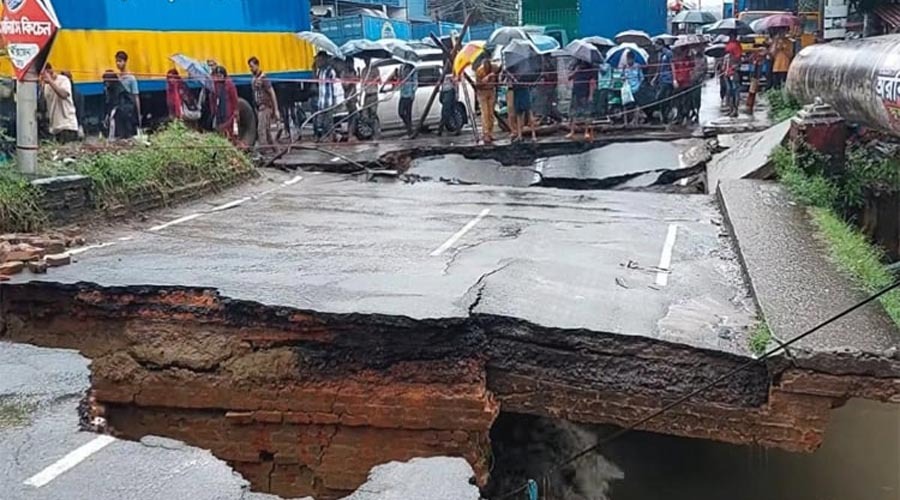 চট্টগ্রামে বর্ষার প্রথম ধাক্কা: ভেঙে পড়লো ৪০ বছরের পুরনো সেতু