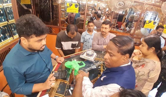 স্বর্ণ দোকান, ফিলিং স্টেশন ও ওষুধের দোকানে অভিযানে দুই লক্ষ ৬০ হাজার টাকা জরিমানা