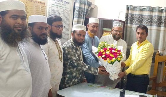 গফরগাঁওয়ে নবাগত ওসিকে ফুলেল শুভেচ্ছা জামায়াতের