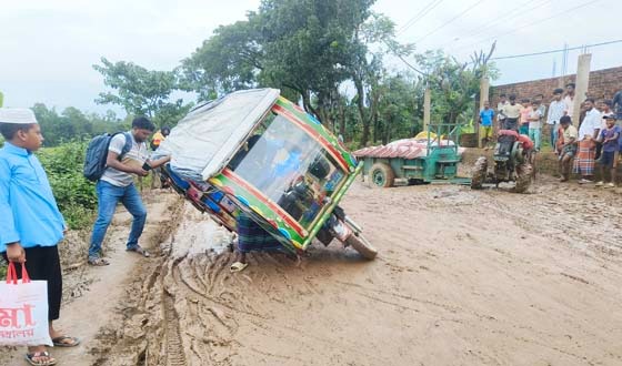 দুর্গাপুরে পাকা রাস্তায় মানুষের দুর্ভোগ