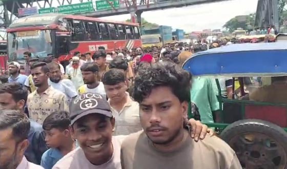 গজারিয়া মহাসড়ক অবরোধ করে বিক্ষোভ