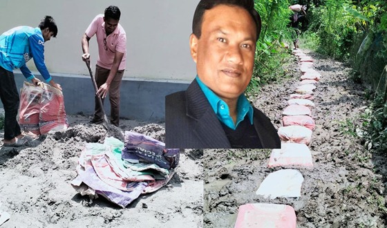 কাঁদা রাস্তায় নিজস্ব অর্থায়নে বালুর বস্তা ফেলে প্রশংসিত বিএনপি নেতা