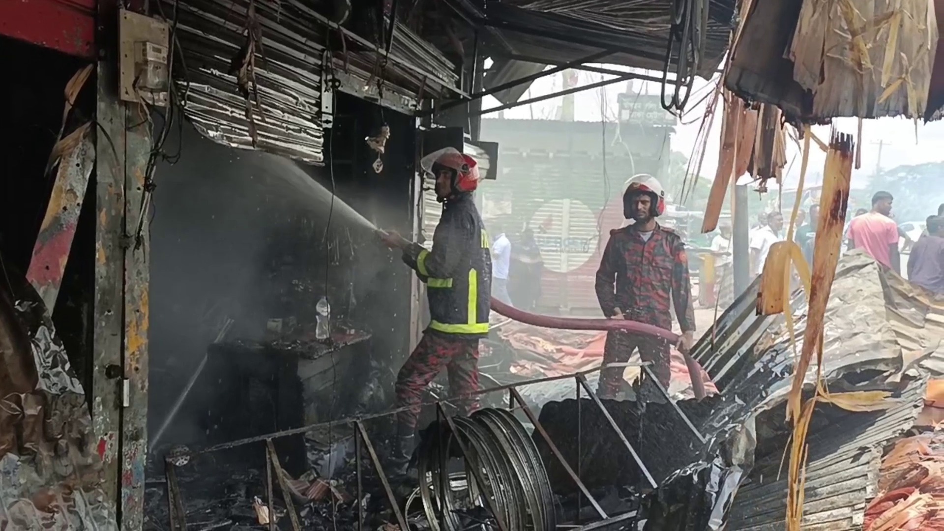 ফ্যাক্টরীসহ ১২ টি ব্যবসা প্রতিষ্ঠান পুড়ে ছাঁই,ক্ষতি ৪০কোটি টাকা