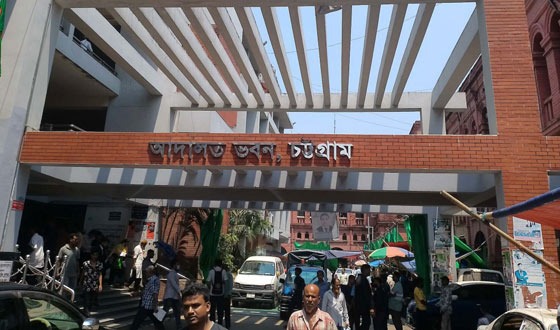 ইয়াবা দিয়ে ফাঁসানোর অভিযোগে দুই পুলিশ সদস্যের বিরুদ্ধে মামলা