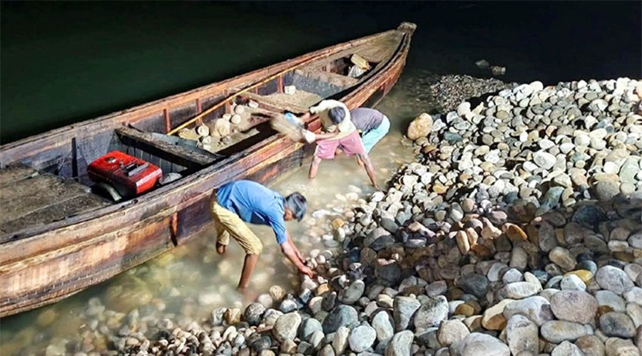 সাদা পাথর লুট: রাতে যৌথ অভিযানে ১২ হাজার ঘনফুট পাথর উদ্ধার