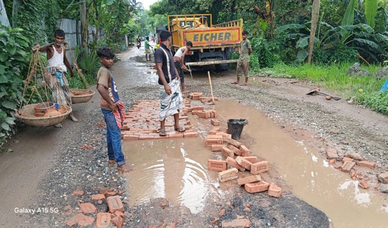 চাটমোহর-হান্ডিয়াল সড়কে সাময়িক সংস্কার করা হচ্ছে