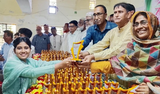 মান্দায় কৃতি শিক্ষার্থীদের সংবর্ধনা দিলেন ডা. টিপু