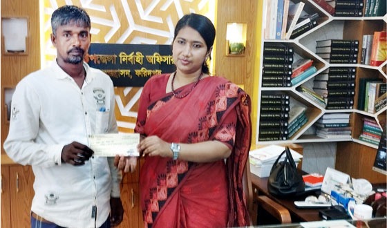 শিশুর চোখের জ্যোতি ফেরাতে অর্থ সহায়তা দিলেন ইউএনও
