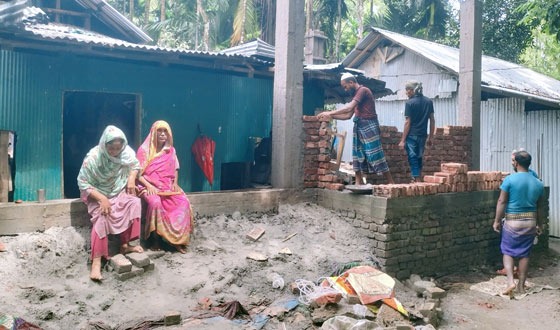 দৌলতখানে প্রবাসীর স্ত্রীকে ঘর তুলতে বাধা দিচ্ছে প্রতিপক্ষ
