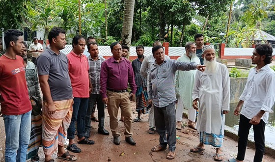 ফরিদগঞ্জের উভারামপুর জনগুরুত্বপূর্ণ সড়ক পরিদর্শনে নির্বাহী প্রকৌশলী