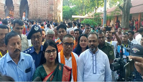 কান্তজীউ বিগ্রহকে দেখার জন্য ভক্ত-পূর্ণ্যাথীর নদীর দুই ধারে উপচে পড়া ভীড়