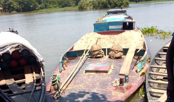 কলমাকান্দায় মহাদেও নদ থেকে বালু জব্দ, ৫০ হাজার টাকা জরিমানা