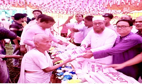 রাজারহাটে বস্ত্র বিতরণ