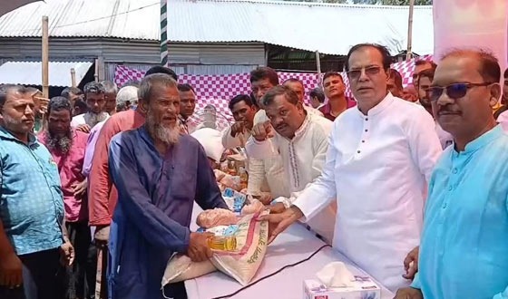 লালমনিরহাটে বন্যাকবলিতদের মাঝে বএনপির ত্রাণ বিতরণ