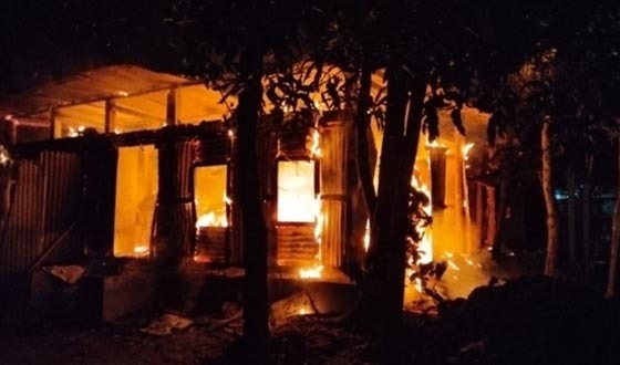 গজারিয়ায় হত্যা মামলার আসামি ও তার স্বজনদের বাড়িতে আগুন