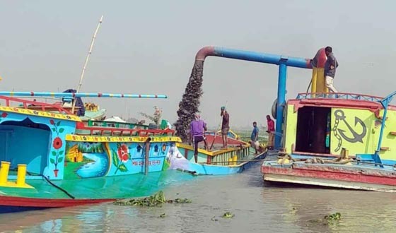চাঁদপুরে মেঘনা নদীর পাড় ঘেঁষে অবৈধভাবে আবারো ড্রেজার দিয়ে অবাধে বালু উত্তোলন