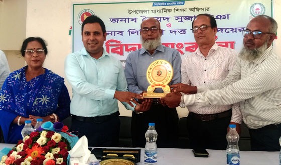 পীরগাছায় দুই শিক্ষা কর্মকর্তাকে বিদায় সংবর্ধনা প্রদান