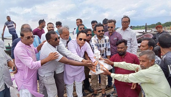 বাঘায় পদ্মার চরে বিএনপি দুই নেতার পৃথকভাবে খাদ্য বিতরণ