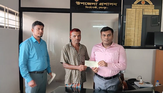ঝিনাইগাতীতে অগ্নিকাণ্ডে ক্ষতিগ্রস্ত দোকানিদের অর্থ সহায়তা প্রদান