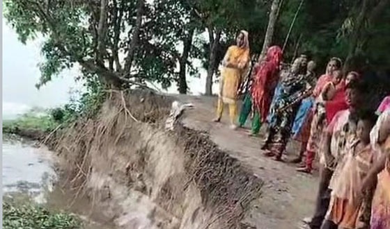 গোমস্তাপুরে নদী ভাঙ্গনের কবলে ব্রজনাথপুর গ্রাম