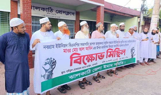 সাপাহারে অগ্নিকাণ্ডে ক্ষতিগ্রস্ত পরিবার গুলোর পাশে বিএনপির নেতৃবৃন্দ