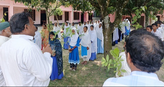 পোরশায় শিক্ষার্থীদের মাঝে গাছের চারা বিতরণ