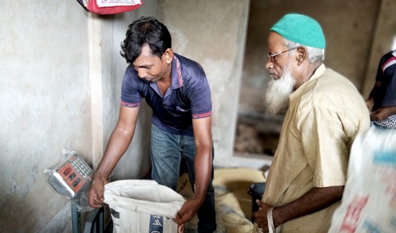 মহাদেবপুরে অনিয়মের মধ্য দিয়ে ১৫ টাকা কেজির চাল বিক্রি উদ্বোধন