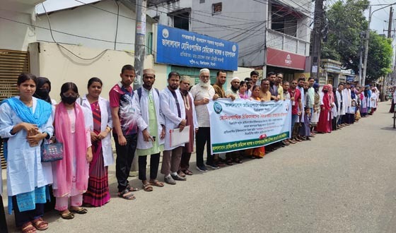 সিলেটে জালালাবাদ হোমিও মেডিকেল কলেজ শিক্ষক-শিক্ষার্থীদের মানববন্ধন