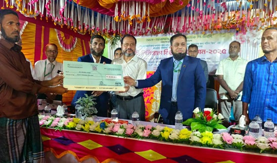 পলাশবাড়ীতে প্রান্তিক কৃষকদের মাঝে বিনিয়োগ বিতরণ