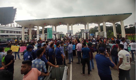 ৩ দফা দাবিতে সড়ক অবরোধে পবিপ্রবির কৃষি শিক্ষার্থীরা