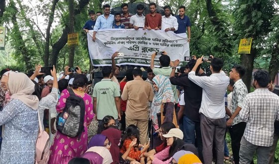রেল অবরোধ তুলে নিল বাংলাদেশ কৃষি বিশ্ববিদ্যালয়ের শিক্ষার্থীরা