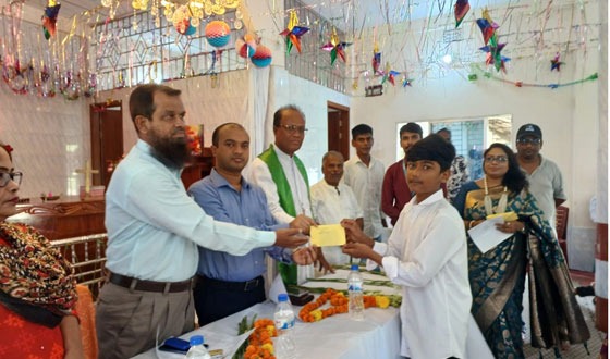 মেধাবী ও গরীব শিক্ষার্থীদের লেখাপড়ার খরচ ও শাকসবজির বীজ বিতরণ