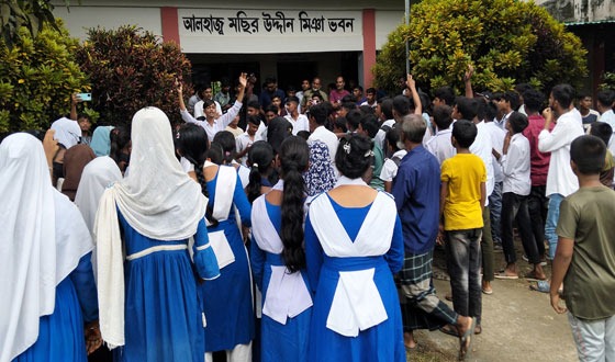 রাণীনগরে শ্লীলতাহানীর অভিযোগে শিক্ষকের বিচার ও অপসারনের দাবি