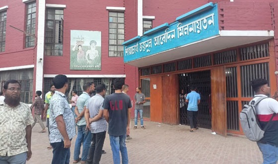 কম্বাইন্ড ডিগ্রির দাবিতে বাকৃবিতে অবরুদ্ধ ২শতাধিক শিক্ষক
