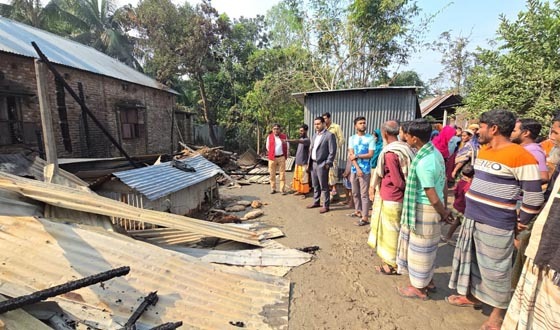সাঁথিয়ায় কৃষকের বসতঘর আগুনে পুড়ে ভস্মিভূত