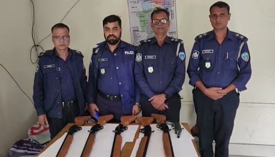 লক্ষ্ণীপুরে কবরস্থান থেকে ৫টি রাইফেল ও একটি এলজি উদ্ধার