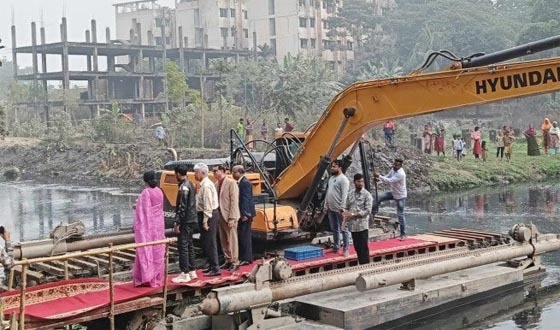 লালগালিচায় পা রেখে খাল খননকাজ উদ্বোধন করলেন তিন উপদেষ্টা