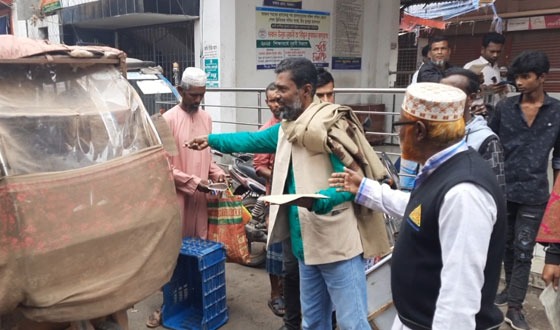 বরগুনায় আওয়ামী লীগের লিফলেট বিতরণ