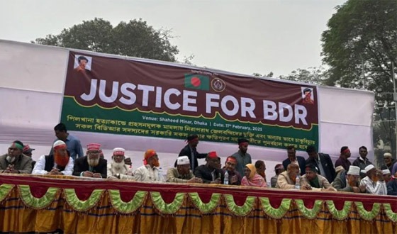 ছয় দফা দাবিতে শহীদ মিনারে চাকরিচ্যুত বিডিআর সদস্যদের অবস্থান কর্মসূচি