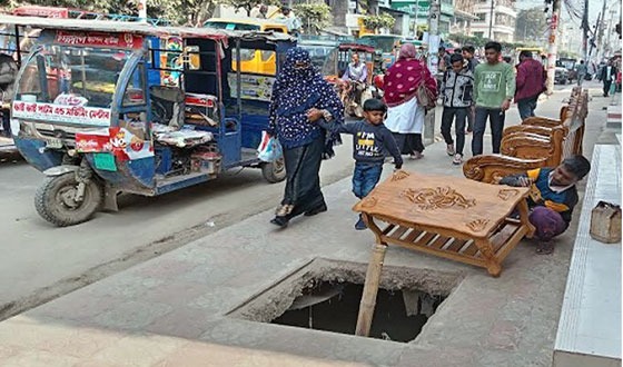 লোহার তৈরি ড্রেনের স্ল্যাব চুরি