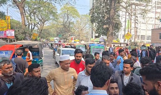 টাঙ্গাইলে বৈষম্য বিরোধী ছাত্র আন্দোলনে আহতদের রাস্তা অবরোধ