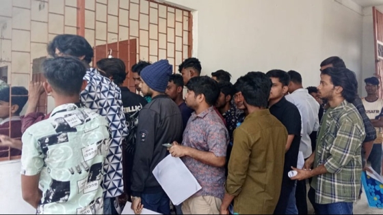 রাজশাহীতে নতুন ভোটারদের ছবি তোলতে ঘণ্টার পর ঘণ্টা অপেক্ষা