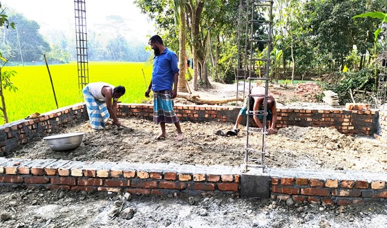 শিক্ষকের জমি দখল করে  ভবন নির্মানের অভিযোগ
