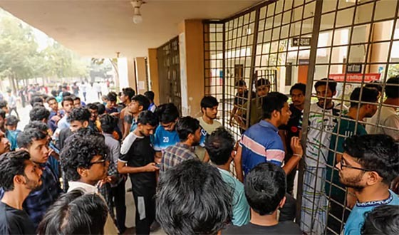 কুয়েটের প্রশাসনিক ও একাডেমিক ভবনে তালা দিলেন শিক্ষার্থীরা