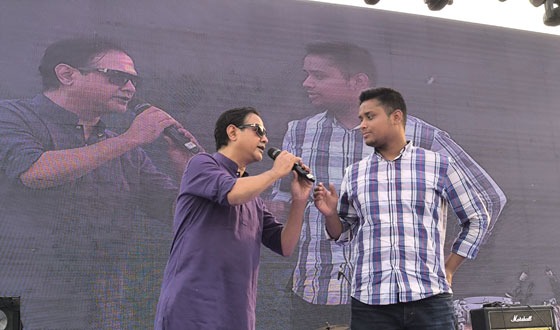 কুমিল্লার ‘ষ্টুডেন্ট ফেষ্ট’র ষ্ট্যাজ মাতালেন কন্ঠ শিল্পী আসিফ আকবর