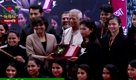 নারী ফুটবল দলসহ ১৮ ব্যক্তিকে একুশে পদক তুলে দিলেন প্রধান উপদেষ্টা