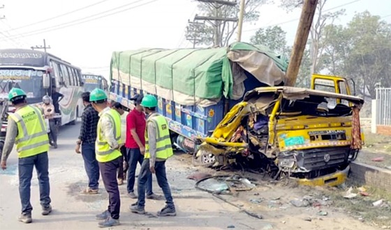 বাস-ট্রাক-প্রাইভেটকারের ত্রিমুখী সংঘর্ষ, আহত ৬৩