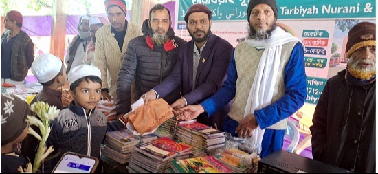 শিক্ষার্থীদের মাঝে নতুন পোশাক বিতরণ